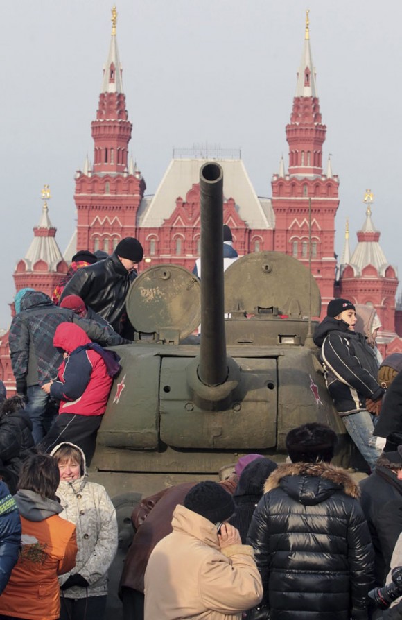 Desfilan en la Plaza Roja de Moscú para conmemorar 70 aniversario de Gran Guerra Patria Inicio-gran-guerra-patria8-580x894