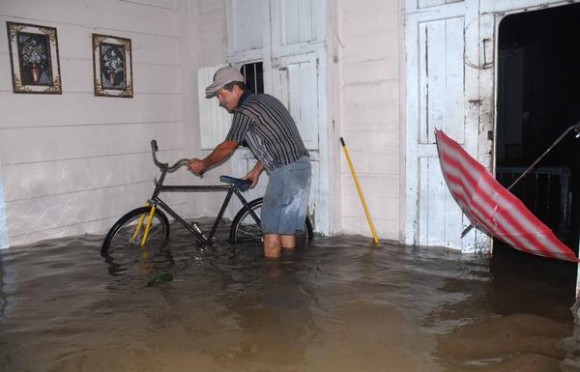 Cuba sigue recibiendo fuertes lluvias que están provocando graves inundaciones con miles de evacuados Sancti-spiritus-1-580x372