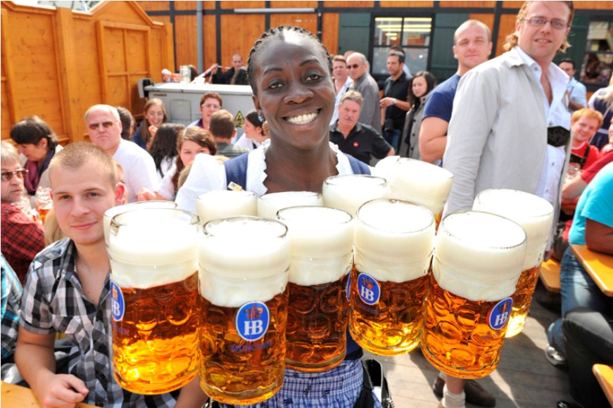 UN DESCANSO EN EL CAMINO - Página 11 Comienza-a-fluir-la-cerveza-en-el-oktoberfest-8