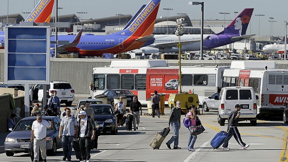 Tiroteo en aeropuerto de Los Ángeles deja un muerto y siete heridos 131101191326_lax_624x351_ap-580x326