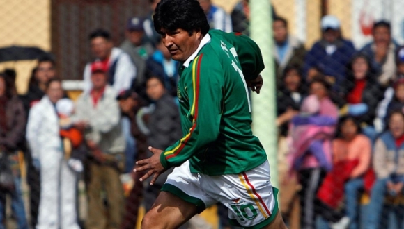 Evo Morales es ya jugador de fútbol profesional Evo-morales-jugando-futbol