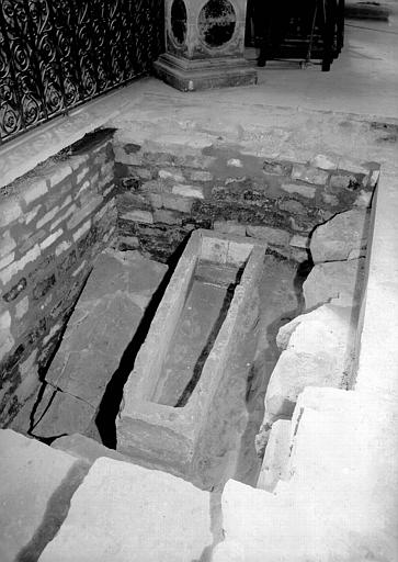 Visite des sépultures mérovingiennes, dans la zone des fouilles archéologique, sous la basilique - - samedi 10 décembre 2011  –  Sap01_52p00559_p