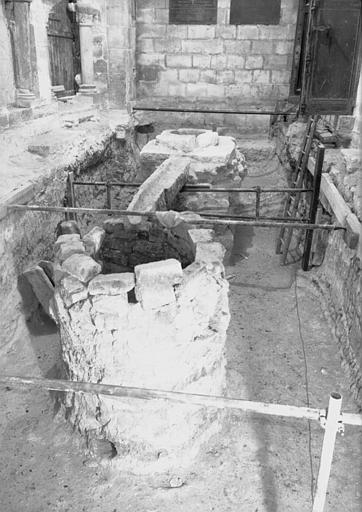 Visite des sépultures mérovingiennes, dans la zone des fouilles archéologique, sous la basilique - - samedi 10 décembre 2011  –  Sap01_52p00737_p