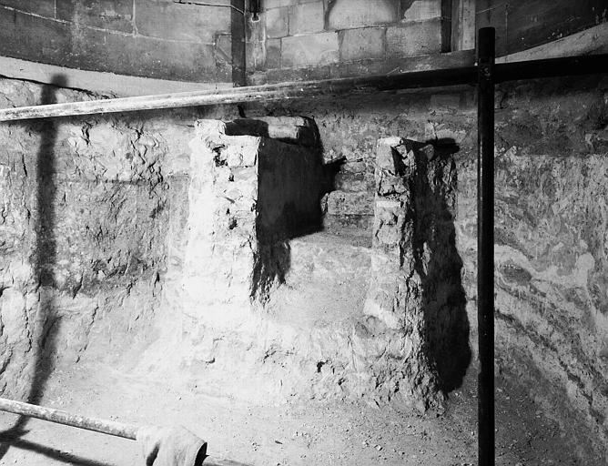 Visite des sépultures mérovingiennes, dans la zone des fouilles archéologique, sous la basilique - - samedi 10 décembre 2011  –  Sap01_52p00740_p