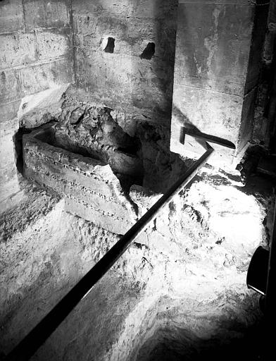 Visite des sépultures mérovingiennes, dans la zone des fouilles archéologique, sous la basilique - - samedi 10 décembre 2011  –  Sap01_52p00741_p
