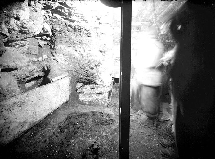 Visite des sépultures mérovingiennes, dans la zone des fouilles archéologique, sous la basilique - - samedi 10 décembre 2011  –  Sap01_54p00753_p