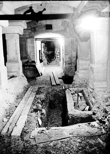 Visite des sépultures mérovingiennes, dans la zone des fouilles archéologique, sous la basilique - - samedi 10 décembre 2011  –  Sap01_57p00793_p