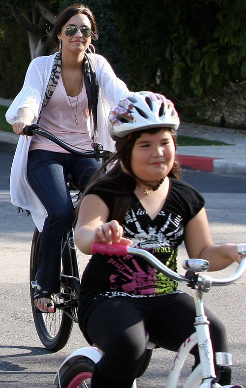 Demi-Oficijalna galerija slika! - Page 3 Demi-lovato-bike