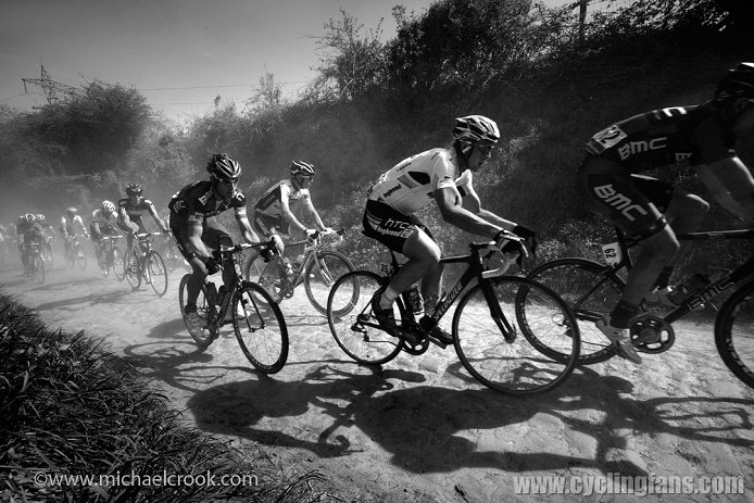 FOTOS - Página 2 2011_paris_roubaix_burghardt_degenkolb_hincapie_cobbles1a