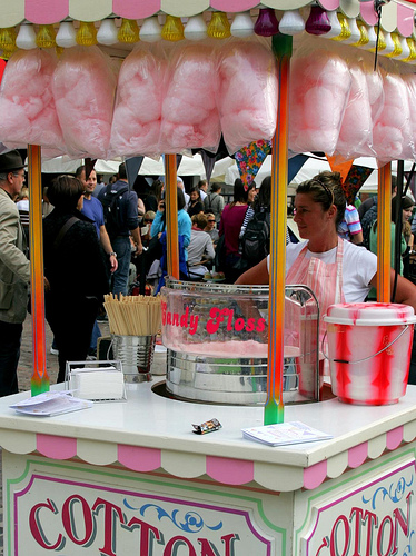 вземете си малко захарен памук или постете някое от малките кафенета... Cotton-candy