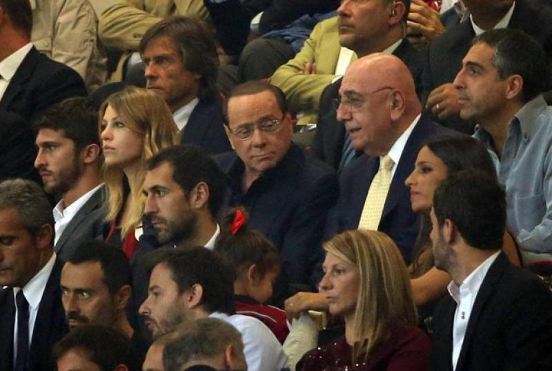 Berluskoni uveo pravila protiv modernog fudbala: Nema tetovaža, glupih frizura, vređanja sudije, žvrljanja autograma! Berlusconi-con-la-figlia-barbara-e-galliani-allo-stadio-per-milan-juventus-591404