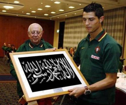 كريستيانو رونالدو يرد على الاساءة الى الرسول (ص) بصورة على موقع تويتر Ronaldo-5052e7a10dc7c