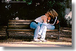 Искам картинка на... Couple-kissing-on-bench