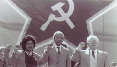 [Suráfrica]  Asesinado en Suráfrica el histórico líder ultraderechista Eugène Terreblanche Winnie-nelson-mandela-with-joe-slovo-sa