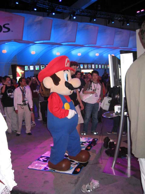 Qui a dit que jouer au Gamecube n'tait pas de l'exercice? Ddr-mario-dancing