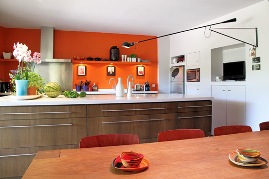 Encore de l'aide pour notre cuisine (couleur maintenant) Couleur-peinture-cuisine-mur-orange-vif5