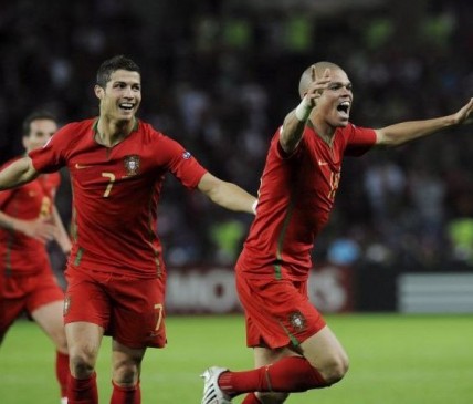 15 صوره لكرستيانو رونالدو فى البرتغال Cristiano%20pepe%20celebra%20portugal_port_destacada_peq