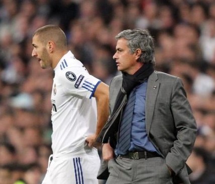 كريم بنزيما سيقود هجوم ريال مدريد في مباراة الليلة Mourinho%20Benzema_46_port_destacada_peq