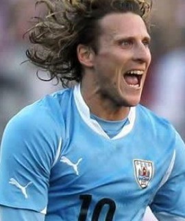 فورلان:" مورينهو مدرب كبير جداً ودائماً هو الأفضل ".  Forlan2_72_ampliada