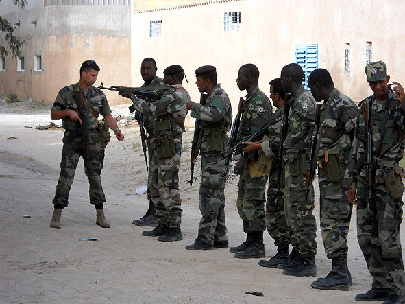 صور للجيش الموريتاني (ما هو رأيكم في هذا الجيش المنسي!!!! ) La-france-soutient-la-lutte-anti-terroriste-en-mauritanie