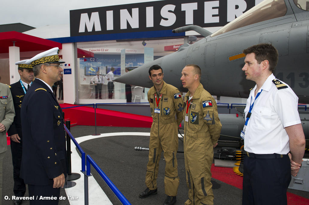 Armée Française / French Armed Forces - Page 16 Le-general-mercier-aupres-des-aviateurs-sur-le-stand-defense-du-bourget-2013