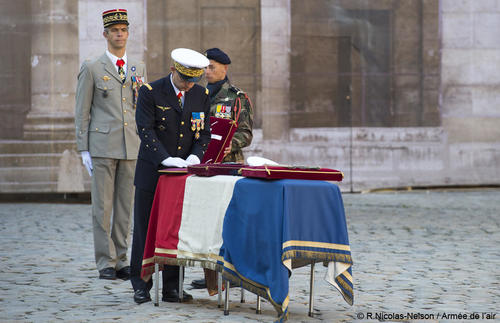 CEREMONIE D'HOMMAGE PARISIEN ADJUDANT Thomas DUPUY mort au Mali 29 oct 2014 Ceremonie-dans-la-cour-d-honneur-des-invalides_article_pleine_colonne