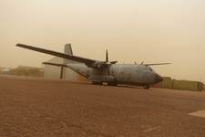 Barkhane : posé d’assaut d’un C160 Transall sur piste sommaire au Mali - 2 août 2017 C160_article_demi_colonne
