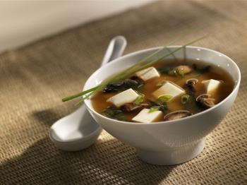 voici pourquoi la cuisine japonaise est considérée comme la plus saine du monde 04-soupe-miso-au-tofu