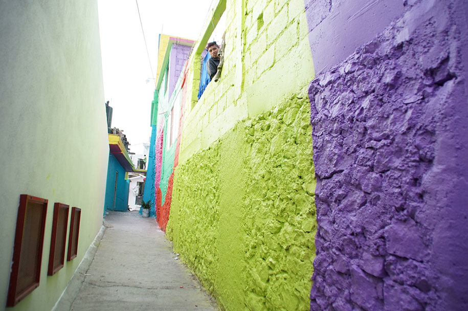 حكومة المكسيك دعوة الفنانين شارع لطلاء 200 منازل لتوحيد المجتمع Giant-street-art-palmitas-macro-mural-germen-crew-mexico-7