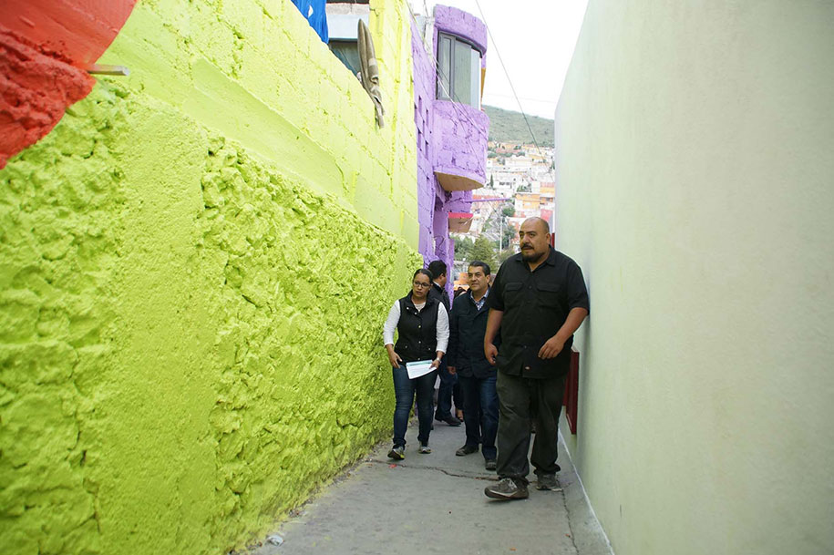 حكومة المكسيك دعوة الفنانين شارع لطلاء 200 منازل لتوحيد المجتمع Giant-street-art-palmitas-macro-mural-germen-crew-mexico-8