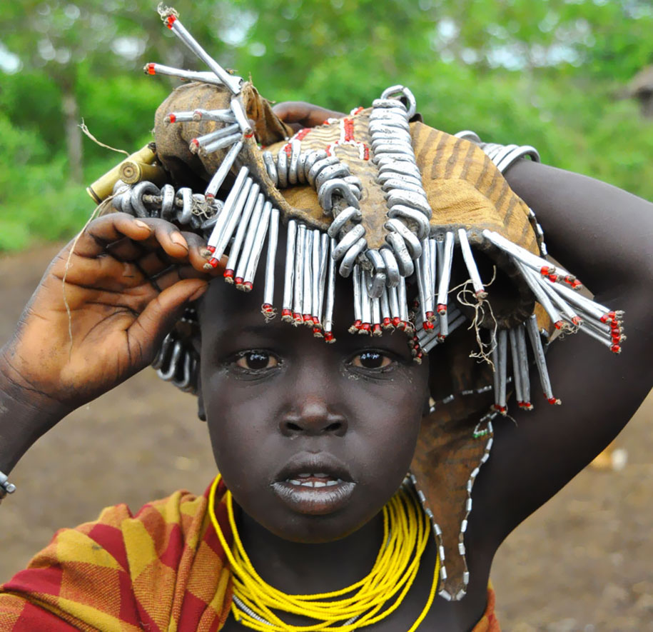 Nosso lixo são como joias para esta tribo africana Daasanach-tribe-recycled-headwear-eric-lafforgue-ethiopia-h