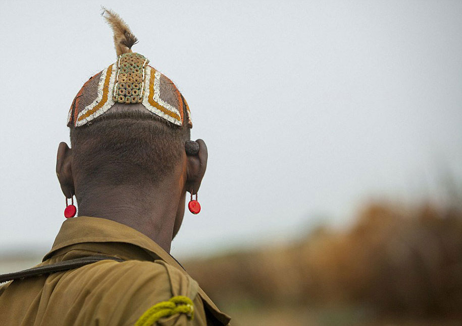 Nosso lixo são como joias para esta tribo africana Daasanach-tribe-recycled-headwear-eric-lafforgue-ethiopia-j