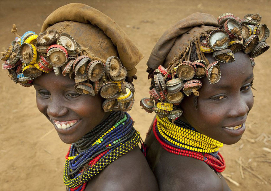 Nosso lixo são como joias para esta tribo africana Daasanach-tribe-recycled-headwear-eric-lafforgue-ethiopia-l