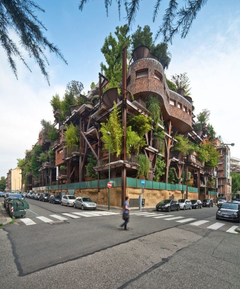 Au coeur de la ville de Turin, un architecte a construit un havre de paix envahi de nature ! Par Clémentine L.                 Verde_03-768x922