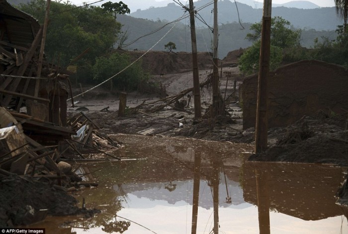 barrage - Catastrophe au Brésil, barrage minier qui a cédé et provoque une pollution monstre  E