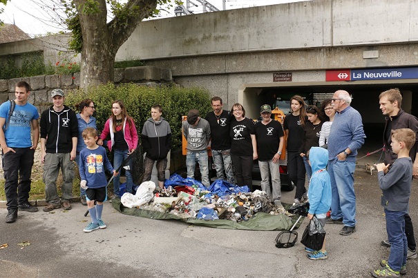 Ils lancent Pokédéchets Go, une initiative qui invite les gens à ramasser les déchets au lieu de jouer à Pokémon Go. By rosepinguoin                               13914056_1846667115562185_3188613671582605364_o