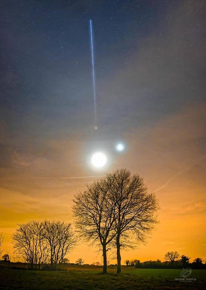 Un Français prend ce cliché exceptionnel, sans trucage, avec la Lune, Mars, Vénus et la trajectoire de l'ISS dans le ciel... Époustouflant ! 16427245_1202097716492354_5258470857634919506_n