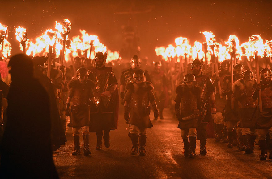 Bienvenue au « Up Helly Aa », un festival Viking impressionnant qui a lieu chaque année en Écosse 10