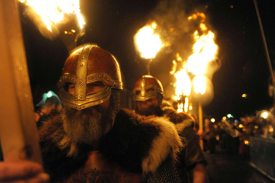 Bienvenue au « Up Helly Aa », un festival Viking impressionnant qui a lieu chaque année en Écosse 9