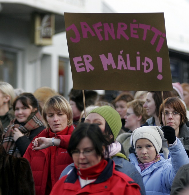 En Islande, les femmes auront les mêmes salaires que les hommes... Une première mondiale qu'on aimerait voir partout ! Par Jérémy B.                       Shutterstock_657882