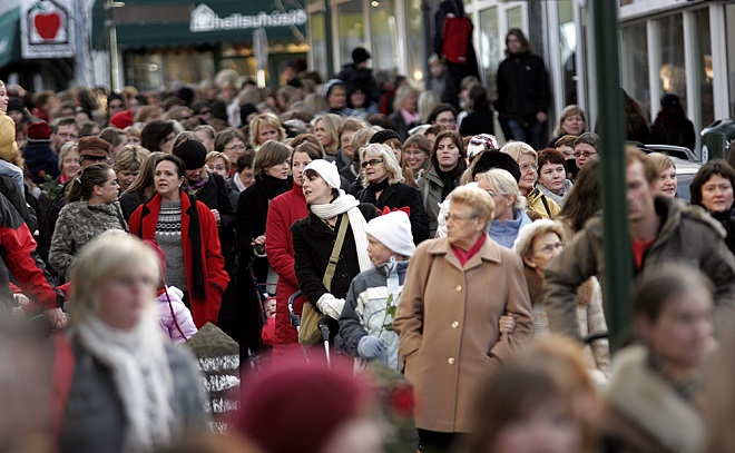 En Islande, les femmes auront les mêmes salaires que les hommes... Une première mondiale qu'on aimerait voir partout ! Par Jérémy B.                       Shutterstock_658431