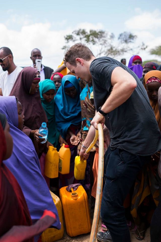 Jérôme Jarre a livré 60 tonnes de nourriture en Somalie ! Par Jérémy B. 17553755_1496349483718087_3752682764295165554_n