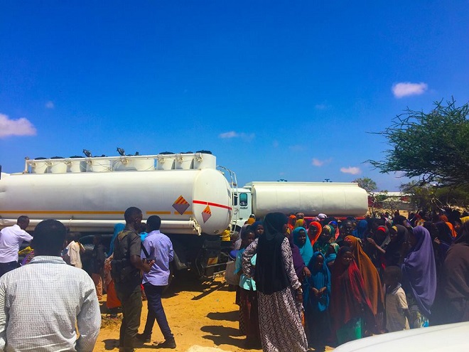 Jérôme Jarre a livré 60 tonnes de nourriture en Somalie ! Par Jérémy B. 17554528_1496349207051448_6775891939765740035_n