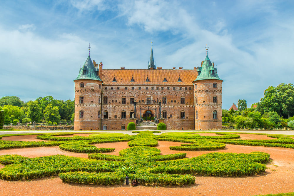 12 châteaux en Europe qui vont vous donner envie de faire vos valises et de partir les découvrir ! Par Clément P.                            Shutterstock_443848723