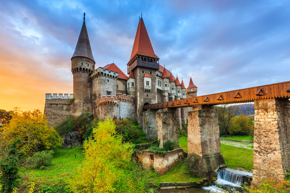 12 châteaux en Europe qui vont vous donner envie de faire vos valises et de partir les découvrir ! Par Clément P.                            Shutterstock_507460087