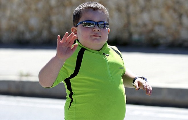 Atteint d'une maladie rare qui le rend obèse, cet enfant de 8 ans fait des triathlons...Par Jérémy B.                3EECECD900000578-4378144-image-a-9_1491297799666