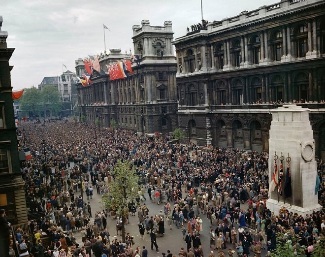 Ces 18 photographies de la Seconde guerre mondiale ont été restaurées en couleur... Elles sont magnifiques ! Par Jérémy B.                          14