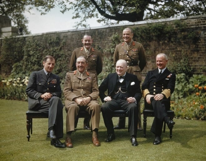 Ces 18 photographies de la Seconde guerre mondiale ont été restaurées en couleur... Elles sont magnifiques ! Par Jérémy B.                          18