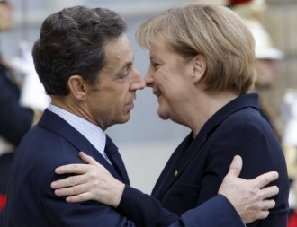 L'Europe impopulaire - Page 12 Sarkozy_merkel_bizs