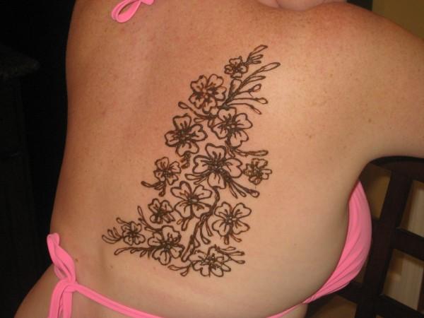 رسومات ملونه للجسم تاااااااااااتوبس رووووووعه Henna_design_on_back.33975804_large